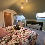 Coastal Escape With Ocean And Mountain Views Apartament